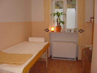 Behandlungsraum für Massagen in der Ayurveda-Praxis Claudia Bauer